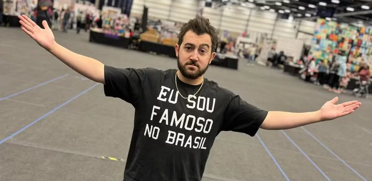 Greg de todo mundo odeia o Chris com camisa estampada "Eu sou famoso no Brasil"