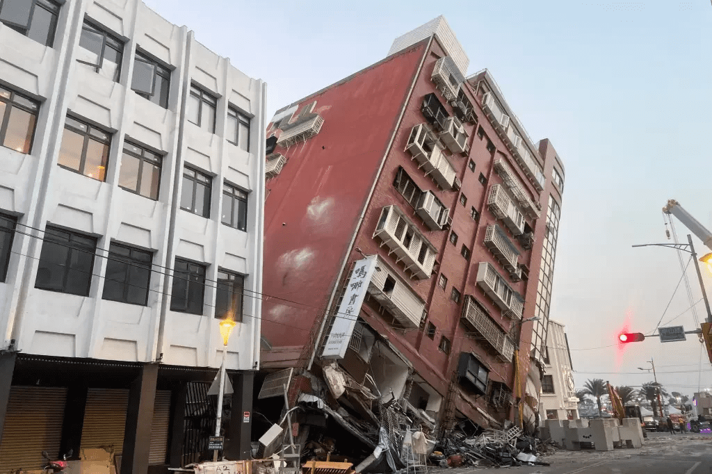 Prédio inclinado, após grave terremoto na cidade de Hualien, em Taiwan, 3 de abril de 2024.