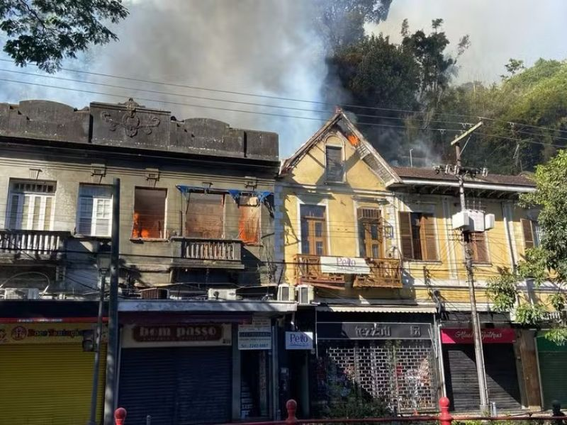 Incêndio destrói casarão histórico